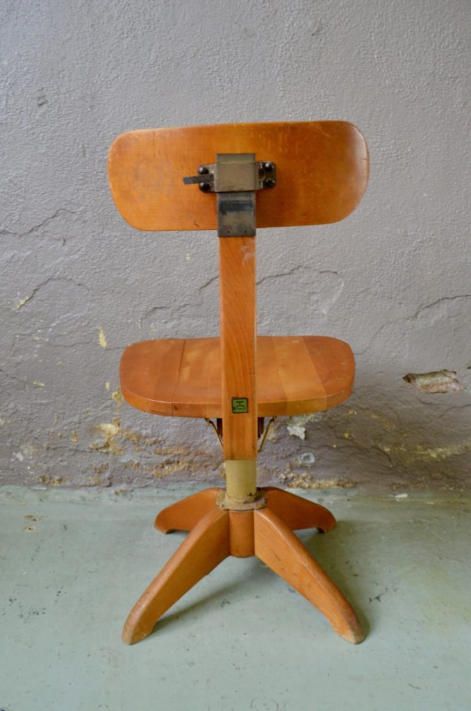 Chaise Pivotante d'Atelier Mid-Century en Fer Peint Vert & Chaise d'Atelier  Ajustable en Contreplaqué de Hêtre, 1950s en vente sur Pamono