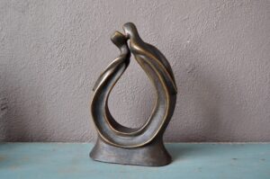 Beau bronze, représentant deux personnages stylisés s'embrassant. Signé RK, exemplaire 1/10. Parfait état, belle qualité d'exécution. Objet d'art sculptural possédant une belle présence.