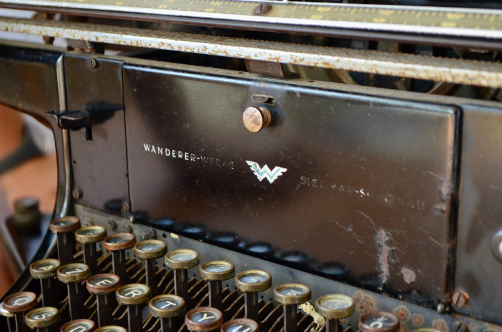 Machine à écrire Lilliput - L'atelier Belle Lurette, Rénovation de meubles  vintage