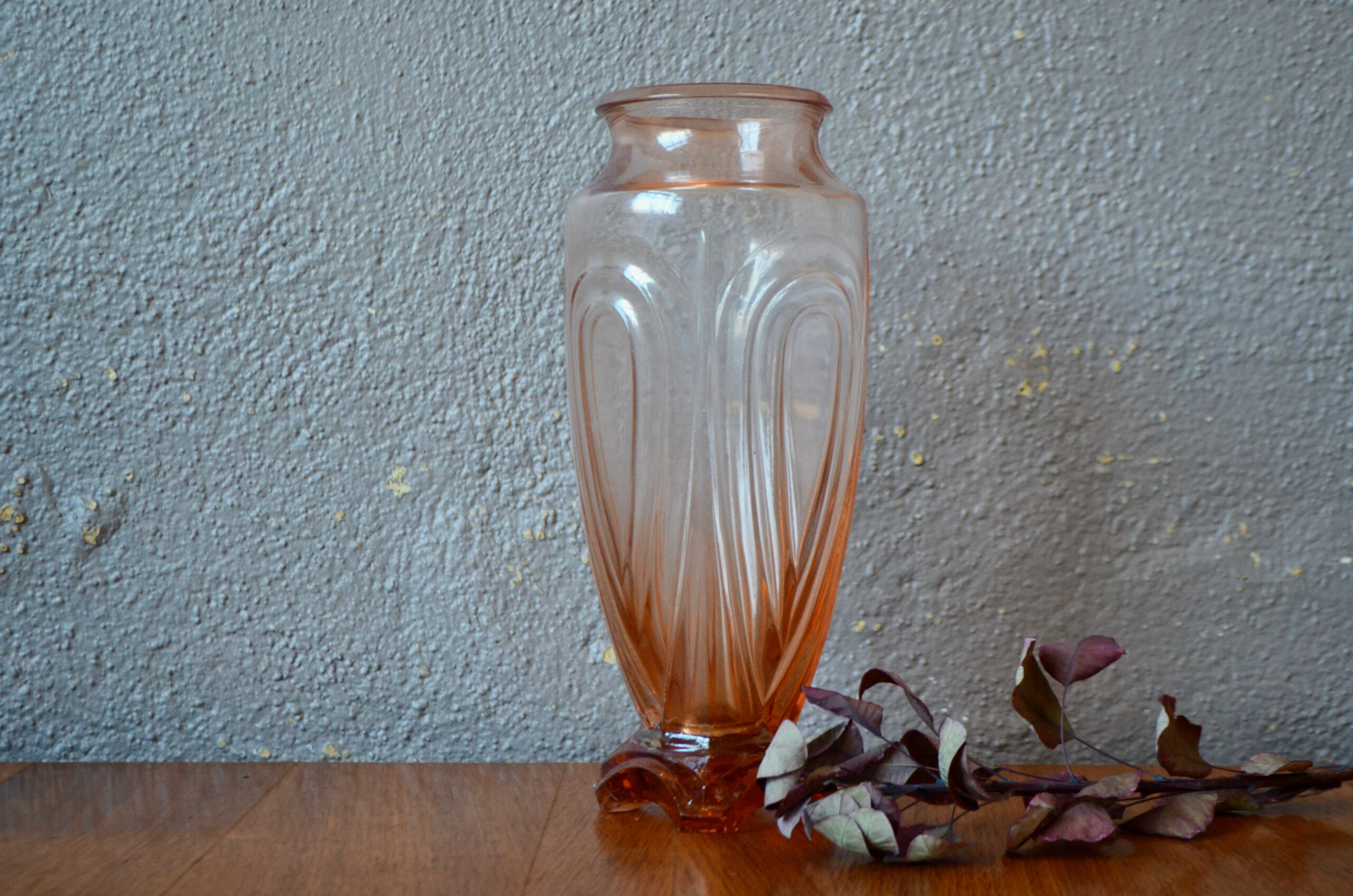 Flacon verre rose - déco vintage à la location