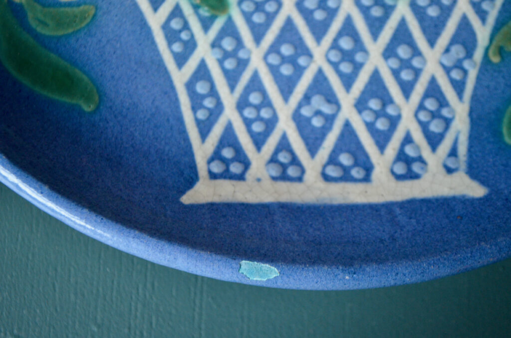 Assiette bleue au bouquet de Jean Garillon - L'atelier Belle Lurette,  Rénovation de meubles vintage