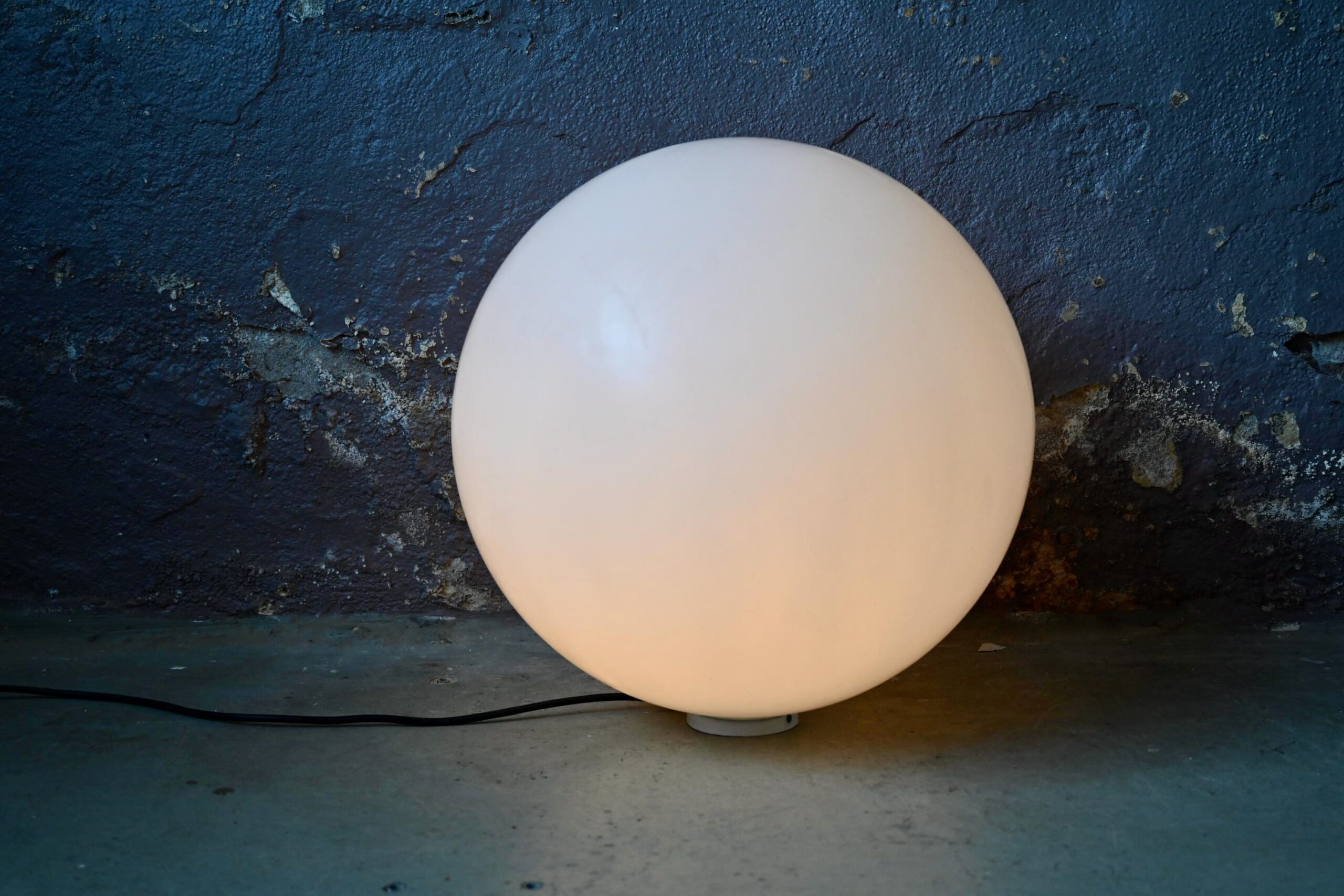 Lampe en forme de boule à poser