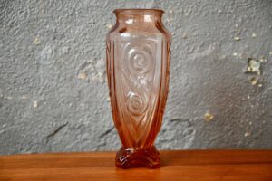 Vase Art Déco en verre rose vintage bohème pressé moulé