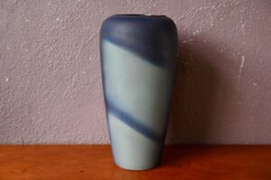 Grand Vase  décor aérographe bleu Bay Keramik déco vintage scandinave