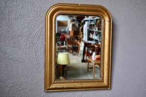 Miroir ancien forme Louis Philippe vintage doré à la feuille style brocante bohème