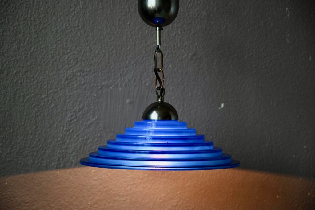 Suspension en verre bleu et métal argenté lampe vintage année 1980