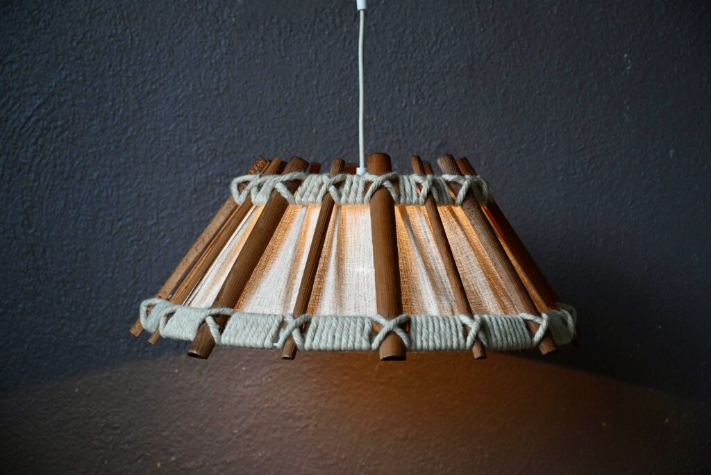 Grande lampe scandinave en bois et toile