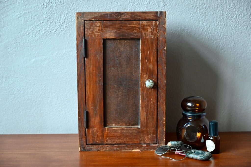 Pharmacie en bois vintage rétro armoire de toilette années 40 patiné  salle de bain  étagère