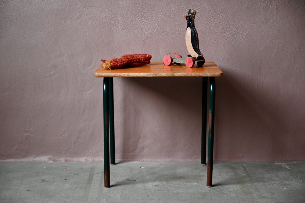 Ce pupitre d'école ancien est pourtant encore adapté pour tous les usages! Simple et touchant, le petit bureau enfant est un classique du mobilier rétro. Plateau en bois, encoche à stylos, piétement tubulaire en métal noir, les lignes sont fonctionnelles et essentielles. Idéale dès 2ans, cette table d'écolier retrouvera vite une place auprès d'un bambin, ravi d'apprivoiser ses crayons pour y dessiner ses premiers bonshommes!