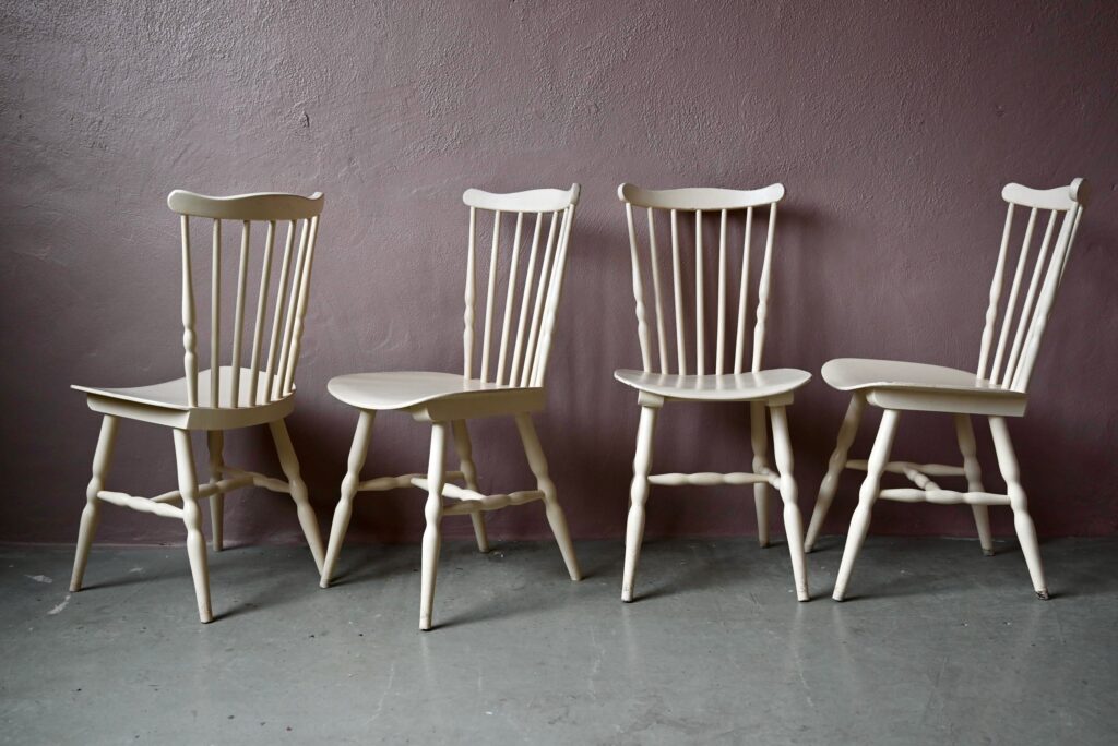 Ces chaises à l'allure mi-bistrot mi-rustique et so vintage proviennent de la fabrique franc-comtoise Baumann. C'est une version françaises des chaises traditionnelles américaines. Ces exemplaires, ont été repeints en blanc par leur précédent propriétaire. Nous aimons leur look authentique et leur côté campagne revisité. Faciles à intégrer, elles feront pétiller la cuisine comme le salon!